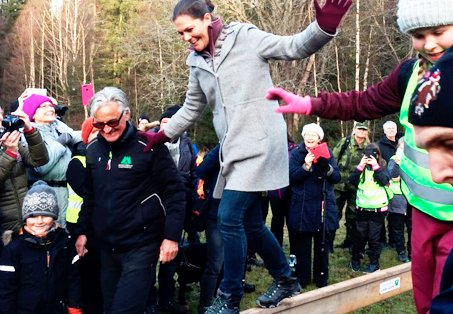 Kronprinsessan Victoria testade Skogen i Skolans station med timmerflottning